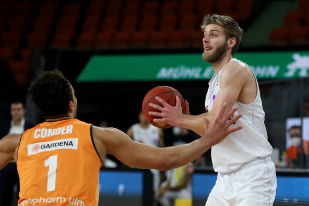 也满足了他 也满足了他